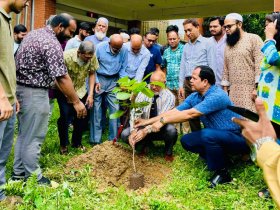 সিকৃবিতে বন্যপ্রাণী সেবা ফাউন্ডেশনের উপহারের চারা রোপণ